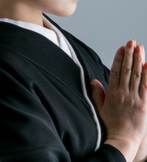 一日葬とは？通夜を省略して告別式だけで送る“小さな自宅葬・家族で「つくる」お葬式 おくり火