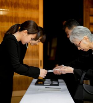 葬儀に参列するときの靴はどうしたらいい？｜色・素材・ヒール高・男女別・季節別の正解｜小さな自宅葬・家族で「つくる」お葬式 おくり火