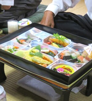 通夜振る舞いとは？意味・マナー・料理例・断り方まで｜小さな自宅葬・家族で「つくる」お葬式 おくり火