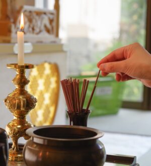 四十九日までの数え方｜いつが「忌明け」？初七日～四十九日の早見表と実務ポイント｜小さな自宅葬・家族で「つくる」お葬式 おくり火（岸和田）