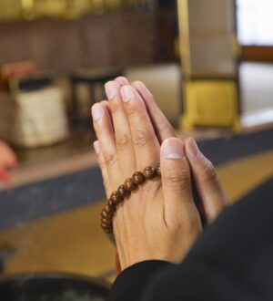 喪主とは誰がなるもの？決め方・優先順位・代理の立て方をやさしく解説｜小さな自宅葬・家族で「つくる」お葬式 おくり火