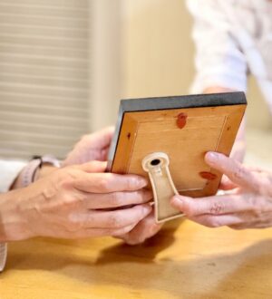 遺影は若い頃でも大丈夫？｜選び方・修整の範囲・家族合意・印刷サイズの実務ガイド｜小さな自宅葬・家族で「つくる」お葬式 おくり火