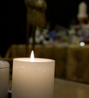 初七日法要とは？いつ・どこで・何をする？持ち物と流れをやさしく解説｜小さな自宅葬・家族で「つくる」お葬式 おくり火