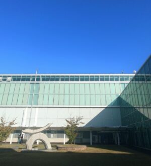 遠方への搬送は可能？｜手続き・移送方法（陸送/空輸）・費用感・当日の段取り｜小さな自宅葬・家族で「つくる」お葬式 おくり火