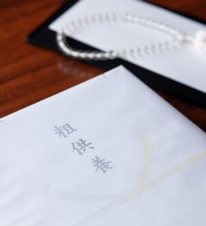 葬儀の粗供養とは？贈る意味と品物の選び方をやさしく解説｜小さな自宅葬・家族で「つくる」お葬式 おくり火