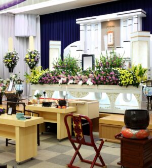 供花（きょうか）の出し方｜名札の書き方・金額相場・手配の流れとマナー｜小さな自宅葬・家族で「つくる」お葬式 おくり火（岸和田）