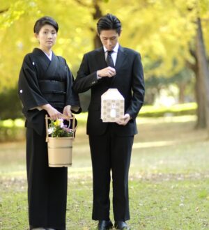 お葬式にアクセサリーはつけてもいい？｜OK・NG早見表／男女別と宗教配慮まで｜小さな自宅葬・家族で「つくる」お葬式 おくり火